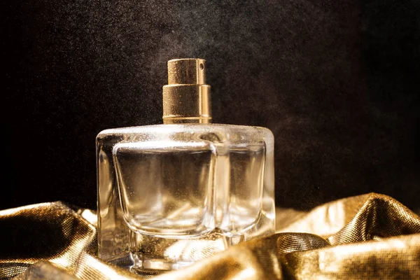 Butelek perfum mokre — Zdjęcie stockowe