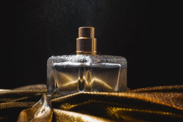 Flasche mit feuchtem Parfüm — Stockfoto