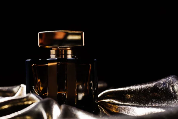 Butelkę złoty kobiece perfumy — Zdjęcie stockowe