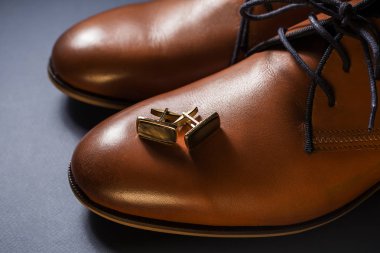 Mens manşet ile kahverengi ayakkabı deri 