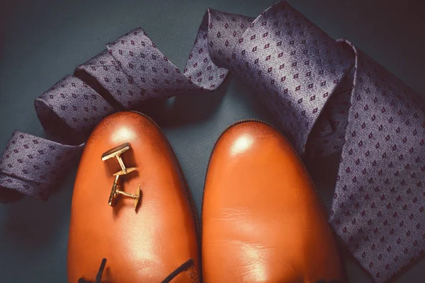Αξεσουάρ για mens. Παπούτσια καφέ με γραβάτα — Φωτογραφία Αρχείου