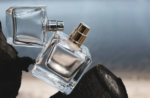 Dos frascos de perfume sobre fondo azul — Foto de Stock