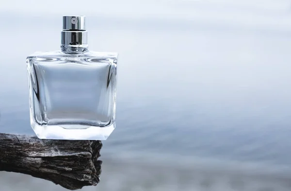 Mavi arka plan üzerinde modern parfüm şişe — Stok fotoğraf