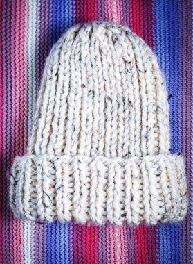 renkli arka planda örme beyaz kap