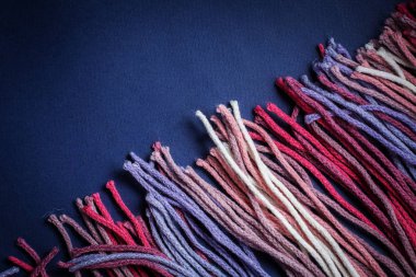 mavi arka plan üzerinde renkli dikiş ipliği