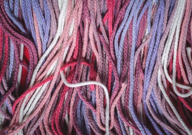 renkli dikiş ipliği 