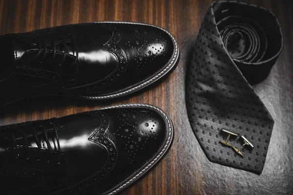 Accessoires masculins. Chaussures avec cravate et manchette — Photo