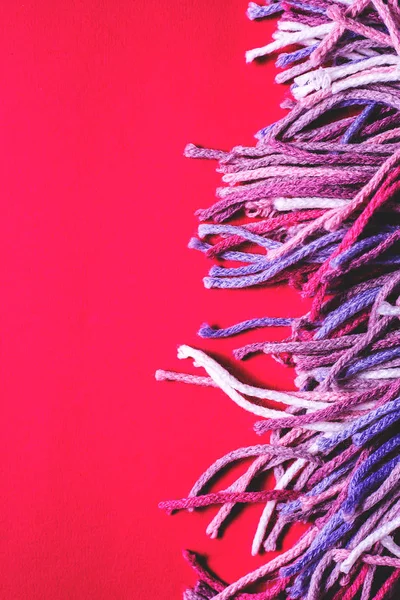 Барвисті швейні нитки на червоному тлі — стокове фото