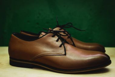 Kahverengi deri çift ayakkabı