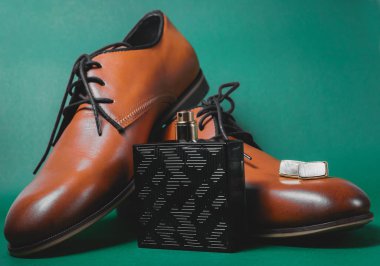 erkek ayakkabıları parfüm ve kol üzerinde yeşil ile