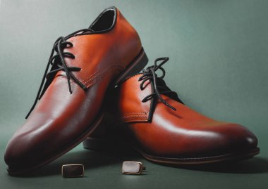 Manşet ile şık erkek ayakkabı 