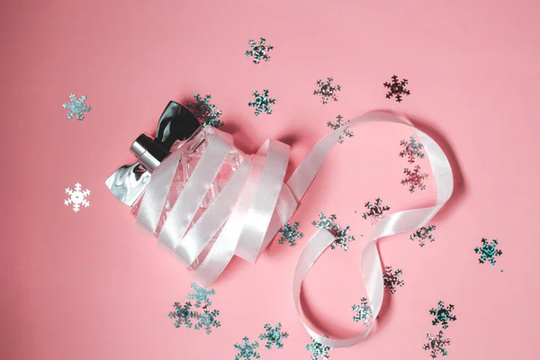 Botella de perfume moderno sobre fondo rosa — Foto de Stock