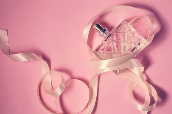 Botella de perfume moderno sobre fondo rosa —  Fotos de Stock
