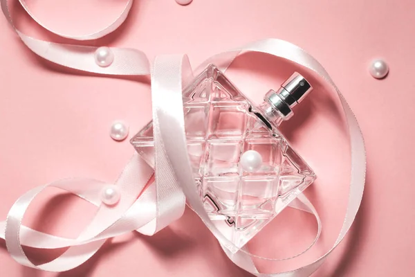 Butelka z nowoczesną perfumy na różowym tle — Zdjęcie stockowe