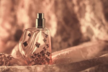 pembe saten kadın parfüm