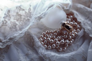 guipure kumaş üzerine parfüm şişesi