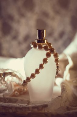 İncili kadın parfüm şişesi