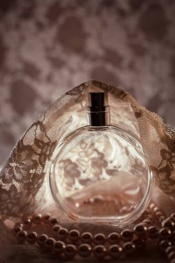 Parfüm şişesi ile beyaz inci 
