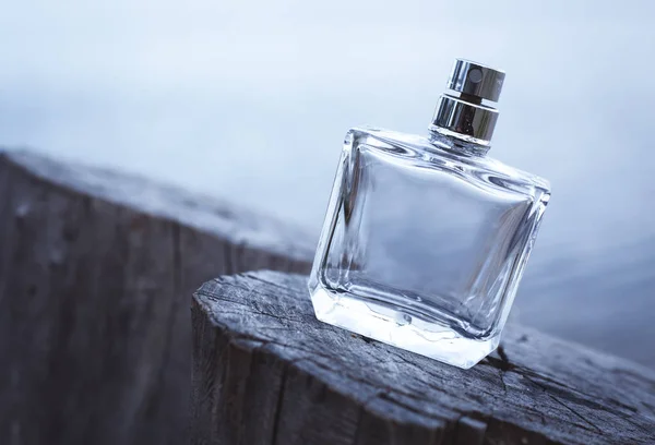 Бутылка с плюмерией на морском фоне . — стоковое фото