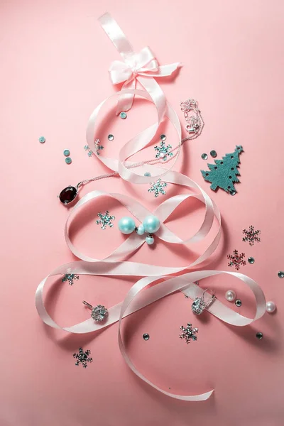Vánoční strom vyrobený z pásu s ženské příslušenství na růžové — Stock fotografie