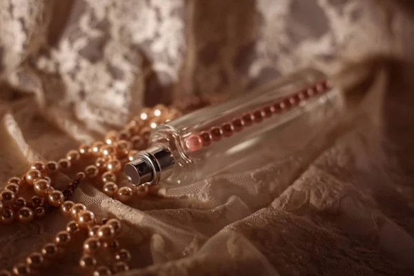 İncili kadın parfüm şişesi — Stok fotoğraf