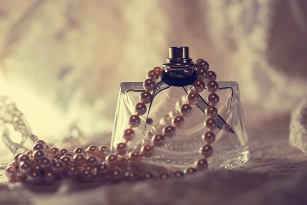 Пляшка парфумів з перлами — стокове фото