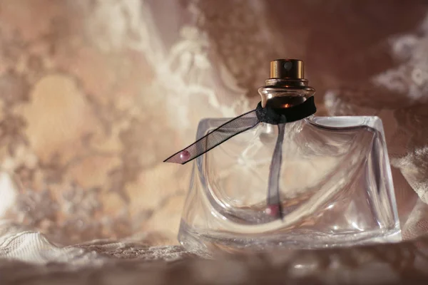 Пляшка парфумів на тканині гіпюру — стокове фото