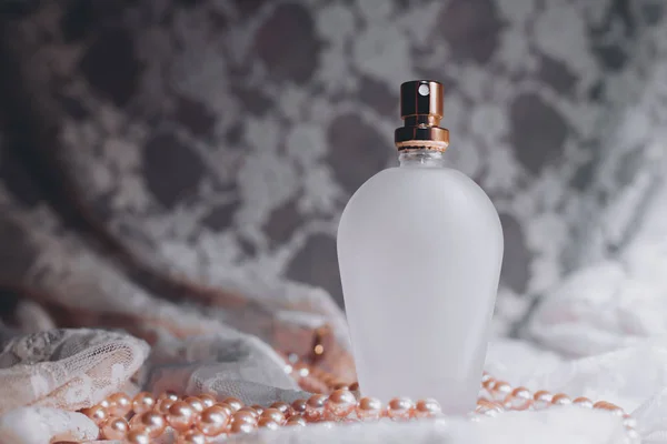 Flakon perfum na gipiurą — Zdjęcie stockowe