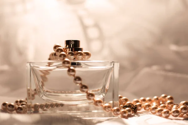 Flakon perfum z perłami — Zdjęcie stockowe
