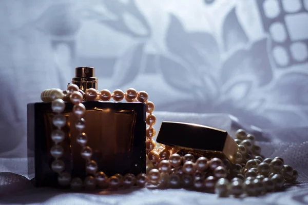 Пляшка парфумів з перлами — стокове фото