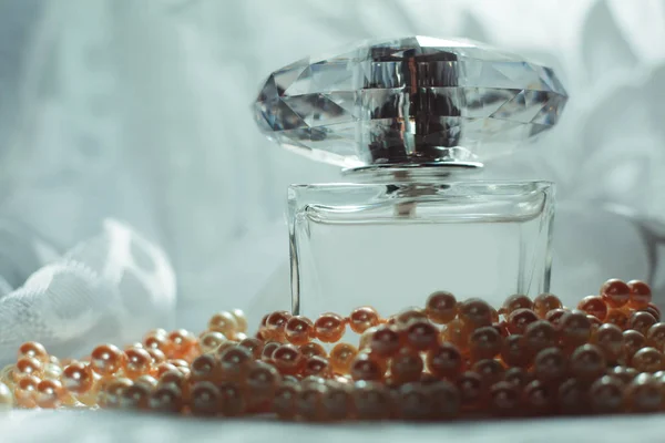 Frasco de perfume con perlas blancas —  Fotos de Stock