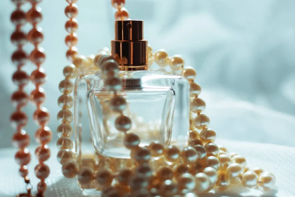 Perfume en botellas de vidrio y abejas perlas —  Fotos de Stock
