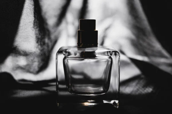 Bouteille de parfum femelle — Photo