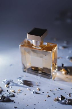 zarif sarı parfüm şişesi