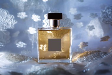 zarif sarı parfüm şişesi