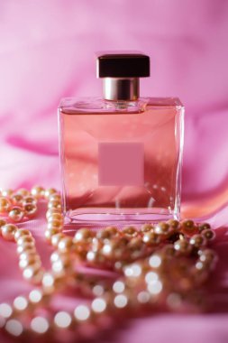 zarif pembe parfüm şişesi