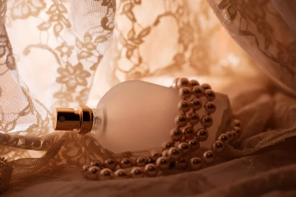 Flacon de parfum femme et collier de perles — Photo