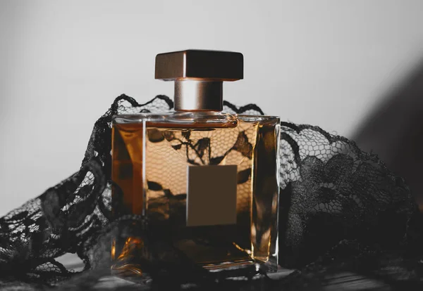 Parfumerie, cosmetice. Sticlă de parfum feminin — Fotografie, imagine de stoc