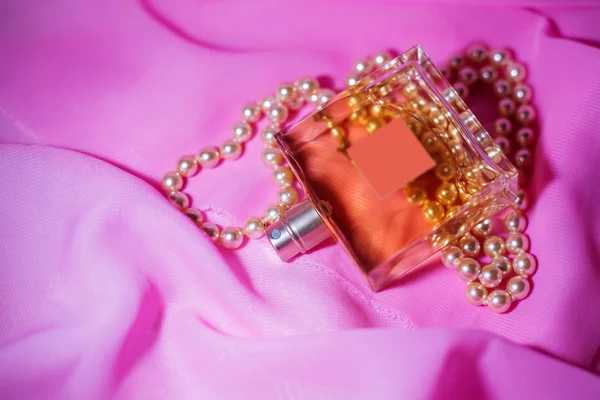 Frasco de perfume con perlas blancas — Foto de Stock