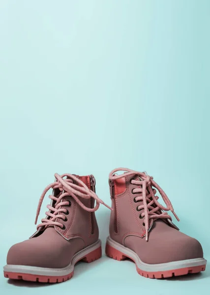 Дитячі модні рожеві чоботи — стокове фото