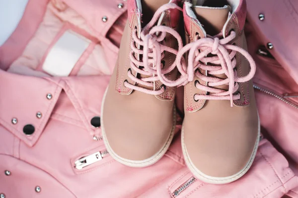 Różowy zestaw odzieży i obuwia dla dzieci — Zdjęcie stockowe