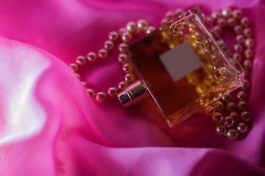 Parfüm şişesi ile beyaz inci