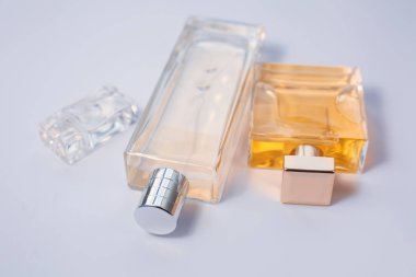 Üç şişe parfüm üzerinde gri