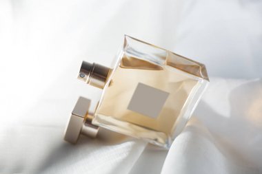 parfüm şişesi üzerinde açık renkli 