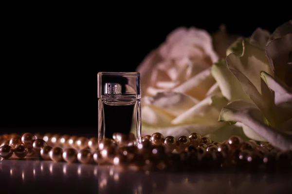 Flacon de parfum avec fleurs — Photo