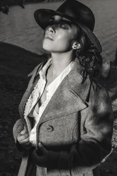 Крупним планом красива модна ретро жінка з капелюхом і пальто — стокове фото