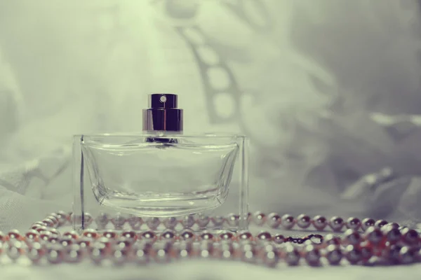 Frasco de perfume com pérolas brancas — Fotografia de Stock