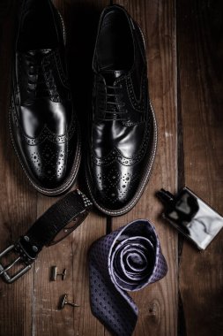 Erkekler gündelik giysi ve aksesuarları, siyah deri ayakkabı, kemer 