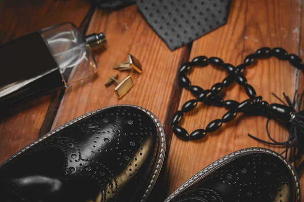 Erkekler gündelik giysi ve aksesuarları, siyah deri ayakkabı, kemer 