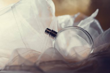 kadın parfüm şişesi